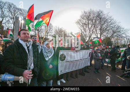 Den Haag, Niederlande. Januar 2024. Palästinenser mit Flaggen, Spruchbändern und Plakaten treffen sich, um die Live-Übertragung des heutigen Urteils des Internationalen Gerichtshofs (ICJ) über Israels Gaza-Krieg zu beobachten. Der IStGH in den Haag ordnete Israel am Freitag an, während seines Konflikts mit der Hamas keinerlei Völkermord an Palästinensern im Gazastreifen zu verwehren und Beweise für die Vorwürfe des Völkermords aufzubewahren. Quelle: SOPA Images Limited/Alamy Live News Stockfoto