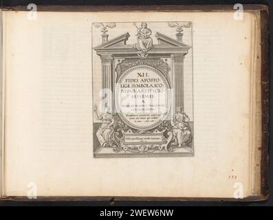 Glaube, Hoffnung und Liebe um einen architektonischen Rahmen, Jan Collaert (II), 1646 Print Titeldruck für eine Serie über das apostolische Glaubensbekenntnis oder zwölf Glaubensartikel. Die Personifizierung des Glaubens befindet sich in der Mitte des architektonischen Rahmens. Unten links Liebe und unten rechts Hoffnung. Dieser Ausdruck ist Teil eines Albums. Papier, das die drei theologischen Tugenden graviert Stockfoto