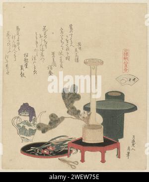 A Flower Arrangement, Katsushika Hokusai, 1868-1912 drucken Sie drei Vasen, eine Porzellan Wasserkanne, Scheren und Blumen und Zweige, um Blumenarrangements (Ikebana) zu erleben. Mit drei Gedichten. Die Hülle, auf die sich der Titel bezieht, ist in der fächerförmigen Kartusche dargestellt. Dies ist eine Kopie des Originaldrucks von 1821. Papierfarbe mit Holzschnitt, der Blumen arrangiert Stockfoto