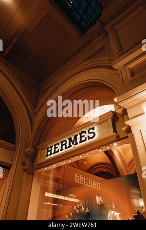 Berühmter Hermes-Laden in einem eleganten Interieur mit Luxusartikeln im Einkaufszentrum. Hermes ist ein französisches Luxusmodehaus Stockfoto