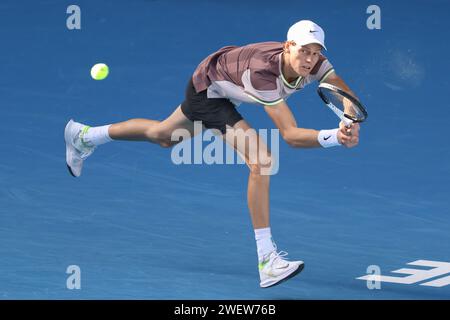 Melbourne, Australien. Januar 2024. Der 4. Seed JANNIK-SÄNGERIN Italiens verärgert den Nummer Eins-Seed N. Djokovic aus Serbien in der Rod Laver Arena in einem Halbfinalspiel der Männer-Singles am 13. Tag der Australian Open 2024, Samstag. Quelle: csm/Alamy Live News Stockfoto