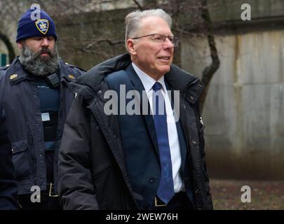 New York, New York, USA. Januar 2024. WAYNE LAPIERRE, Executive Vice President der National Rifle Association, kommt zum Bundesgericht von Manhattan wegen Korruptionsverfahrens, nachdem er angeklagt wurde, Gelder für persönliche Luxusausgaben missbraucht zu haben. (Kreditbild: © Edna Leshowitz/ZUMA Press Wire) NUR REDAKTIONELLE VERWENDUNG! Nicht für kommerzielle ZWECKE! Stockfoto