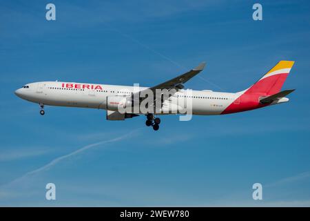 Iberia Airbus A330-300 Landung Stockfoto