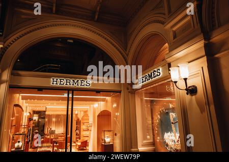 Berühmter Hermes-Laden in einem eleganten Interieur mit Luxusartikeln im Einkaufszentrum. Hermes ist ein französisches Luxusmodehaus Stockfoto