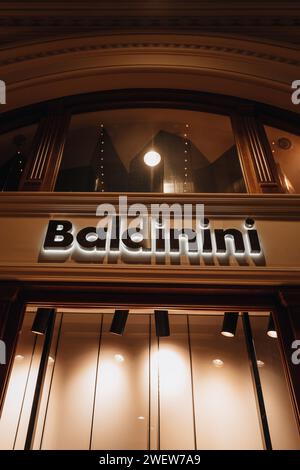 Goldenes Logozeichen der berühmten Boutique Baldinini. Ein italienisches Unternehmen, das Schuhe und Accessoires herstellt Stockfoto