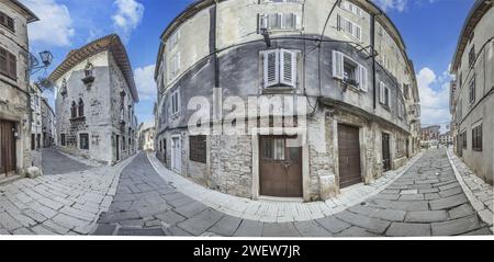 Bild einer typischen Straßenszene aus der historischen kroatischen Stadt Voznjan mit Kopfsteinpflasterstraßen und alten Gebäuden im Morgenlicht Stockfoto