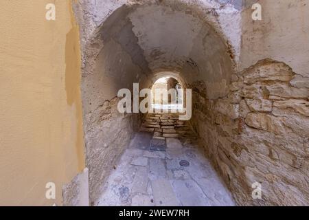 Bild einer typischen Straßenszene aus der historischen kroatischen Stadt Voznjan mit Kopfsteinpflasterstraßen und alten Gebäuden im Morgenlicht Stockfoto
