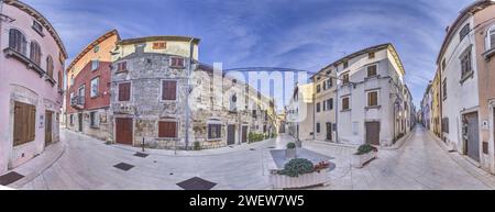 Bild einer typischen Straßenszene aus der historischen kroatischen Stadt Voznjan mit Kopfsteinpflasterstraßen und alten Gebäuden im Morgenlicht Stockfoto