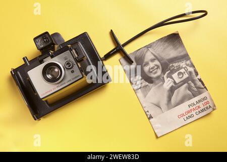 Eine Vintage-Polaroid-Sofortkamera mit einem Handbuch Stockfoto