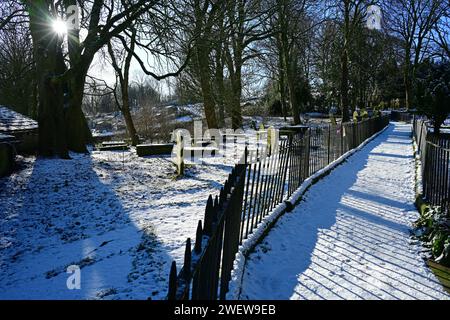 Wanderweg im Haworth Parsonage Museum Friedhof im Winterschnee, Haworth West Yorkshire Stockfoto