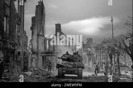 Ein alliierter Panzer wühlte gegen Ende des Monats nach dem D-Day am 6. Juni 1944, während des Zweiten Weltkriegs, durch die Überreste einer französischen Dorfstraße der Normandie. Stockfoto