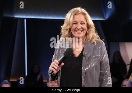 Bettina Tietjen moderiert die NDR Talk Show, Fototermin am 26.1.2024 im Fernsehstudio Hamburg Lokstedt *** Bettina Tietjen moderiert die NDR Talk Show, Fotosession am 26 1 2024 im Fernsehstudio Hamburg Lokstedt Stockfoto