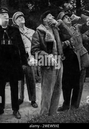 Winston Churchill, General Smuts, General Montgomery und Feldmarschall Sir A Brook beobachten eine Luftschlacht über der Cherbourg-Halbinsel. Sie besuchten einige Wochen nach dem D-Day am 6. Juni 1944, während des Zweiten Weltkriegs. Stockfoto