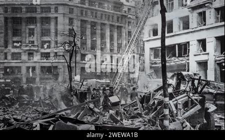 Die Schäden, die durch eine deutsche Fliegerbombe, bekannt als Doodlebug, verursacht wurden, die im Juni 1944 während des Zweiten Weltkriegs in Aldwych in London, England, fiel. Stockfoto