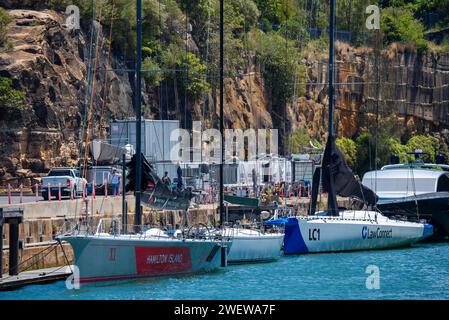 Drei Rennyachten im Woolwich Dock, Sydney, Australien, einschließlich Law Connect (LC1) und Wild Oats X1 (11) Stockfoto