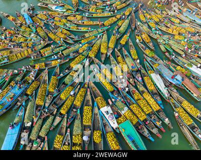 Aus der Vogelperspektive auf dem schwimmenden Markt mit saisonalen Früchten auf den Booten in Kaptai Lake, Rangamati, Bangladesch. Stockfoto