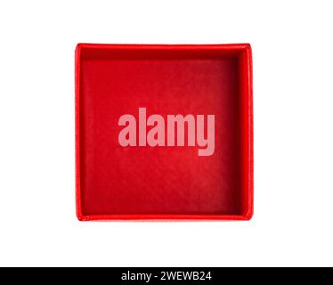 Geöffneter roter Karton mit leerem Platz im Inneren für Geschenk, Geschenk isoliert auf weißem, Schneidepfad Stockfoto