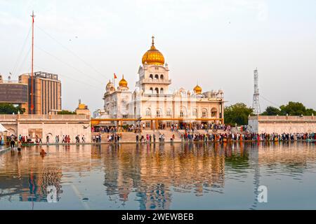 NEW DELHI – 18. SEPTEMBER: Blick auf Gurdwara Bangla Sahib sikh Gurdwaras oder Sikh House of Worship in New Delhi am 18,2022. September in Indien Stockfoto