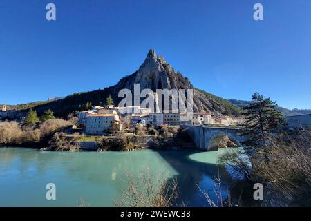 Sisteron Themenfoto: Urlaub, Region, Alpen, Stadt, Frankreich, Sisteron, 25.01.2024 Blick auf den Ort Sisteron mit der Zitadelle und dem dahinterliegenden Chabre-Berg Themenfoto: Urlaub, Region, Alpen, Stadt, Frankreich, Sisteron, 25.01.2024 *** Sisteron Themenfoto Urlaub, Region, Alpen, Stadt, Frankreich, Sisteron, 25 01 2024 Blick auf die Stadt Sisteron mit der Zitadelle und dem Chabre-Berg dahinter Themenfotourlaub, Region, Alpen, Stadt, Frankreich, Sisteron, 25 01 2024 Copyright: xAugstx/xEibner-Pressefotox EP jat Stockfoto