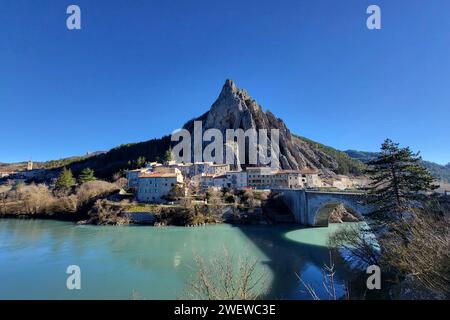 Sisteron Themenfoto: Urlaub, Region, Alpen, Stadt, Frankreich, Sisteron, 25.01.2024 Blick auf den Ort Sisteron mit der Zitadelle und dem dahinterliegenden Chabre-Berg Themenfoto: Urlaub, Region, Alpen, Stadt, Frankreich, Sisteron, 25.01.2024 *** Sisteron Themenfoto Urlaub, Region, Alpen, Stadt, Frankreich, Sisteron, 25 01 2024 Blick auf die Stadt Sisteron mit der Zitadelle und dem Chabre-Berg dahinter Themenfotourlaub, Region, Alpen, Stadt, Frankreich, Sisteron, 25 01 2024 Copyright: xAugstx/xEibner-Pressefotox EP jat Stockfoto