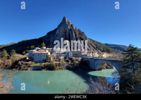 Sisteron Themenfoto: Urlaub, Region, Alpen, Stadt, Frankreich, Sisteron, 25.01.2024 Blick auf den Ort Sisteron mit der Zitadelle und dem dahinterliegenden Chabre-Berg Themenfoto: Urlaub, Region, Alpen, Stadt, Frankreich, Sisteron, 25.01.2024 *** Sisteron Themenfoto Urlaub, Region, Alpen, Stadt, Frankreich, Sisteron, 25 01 2024 Blick auf die Stadt Sisteron mit der Zitadelle und dem Chabre-Berg dahinter Themenfotourlaub, Region, Alpen, Stadt, Frankreich, Sisteron, 25 01 2024 Copyright: xAugstx/xEibner-Pressefotox EP jat Stockfoto