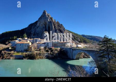 Sisteron Themenfoto: Urlaub, Region, Alpen, Stadt, Frankreich, Sisteron, 25.01.2024 Blick auf den Ort Sisteron mit der Zitadelle und dem dahinterliegenden Chabre-Berg Themenfoto: Urlaub, Region, Alpen, Stadt, Frankreich, Sisteron, 25.01.2024 *** Sisteron Themenfoto Urlaub, Region, Alpen, Stadt, Frankreich, Sisteron, 25 01 2024 Blick auf die Stadt Sisteron mit der Zitadelle und dem Chabre-Berg dahinter Themenfotourlaub, Region, Alpen, Stadt, Frankreich, Sisteron, 25 01 2024 Copyright: xAugstx/xEibner-Pressefotox EP jat Stockfoto