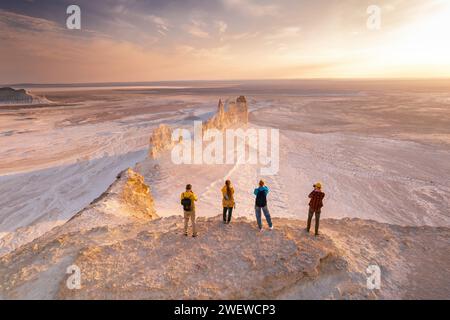 Vier Touristen mit Rucksäcken und Fotokameras sehen eine tolle Aussicht und machen Fotos Stockfoto