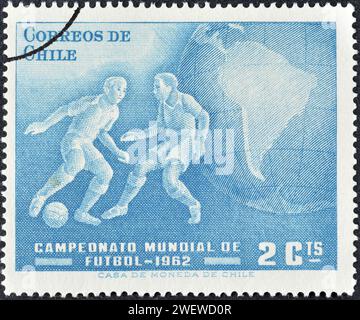 Gestempelte Briefmarke, gedruckt von Chile, auf der Fußballspieler und Weltkugel, FIFA Fussball-Weltmeisterschaft 1962 - Chile, um 1962 gezeigt werden. Stockfoto