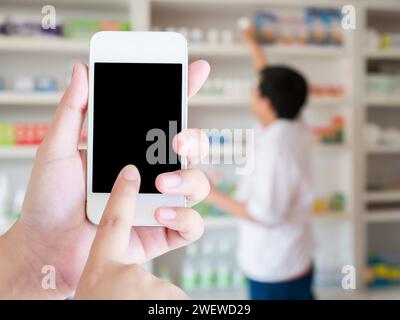 Frauen, die Smartphones in der Apotheke verwenden verschwommener Hintergrund, Apotheker, Klinik, Apotheke, Telefon, Hand, Krankenhaus Stockfoto