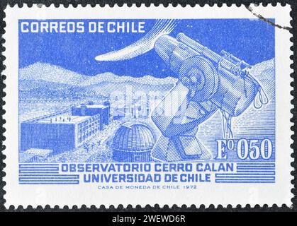 Gestempelte Briefmarke, gedruckt von Chile, die das Observatorium der Universität Cerro Calan zeigt, um 1972. Stockfoto