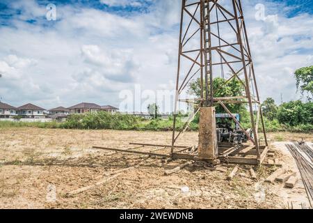 Pfahlfahrer auf der Baustelle des Hauses Stockfoto