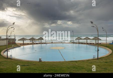 Rundbereich zum Rollschuhlaufen und Tanzen vor der Kulisse des Meeres und der Gewitterwolken in Haifa Stockfoto