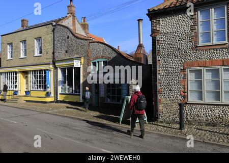 Blick auf die Straße im Dorf Cley-next-the-Sea, North Norfolk Coast, England Stockfoto