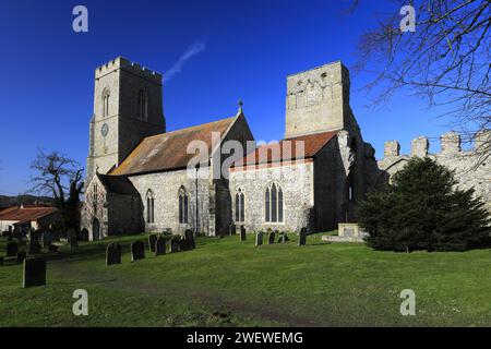 Blick auf die Weybourne Priory and All Saints Church, Weybourne Village, North Norfolk, England, Großbritannien Stockfoto