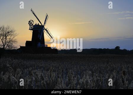 Blick über Schilfbetten nach Cley Windmill, Cley-next-the-Sea Village, North Norfolk Coast, England Stockfoto