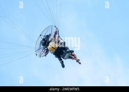 Paramotor Pilot und sein touristischer Kunde fliegen in den Himmel Stockfoto