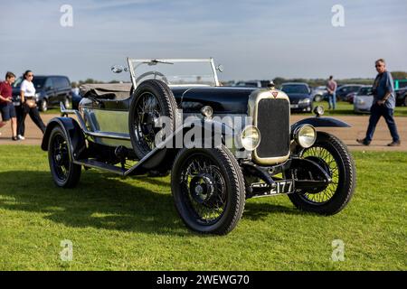 1927 Alvis 12/50 SD, ausgestellt im Bicester Heritage Scramble am 8. Oktober 2023. Stockfoto