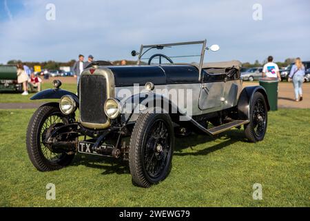 1927 Alvis 12/50 SD, ausgestellt im Bicester Heritage Scramble am 8. Oktober 2023. Stockfoto