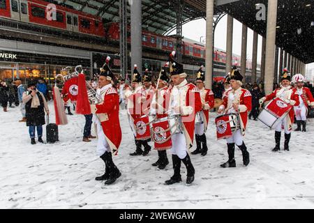 Marschkapelle der Roten Funken auf dem Breslauer Platz vor dem Hauptbahnhof, Winter, Schnee, Köln. Spielmannszu Stockfoto