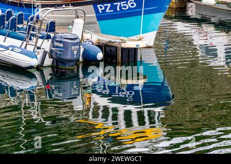 Bootsreflexionen auf den stillen Gewässern von Torquays Inner Harbour. Ein beliebter Besucherstopp für Torbay und South Devon. Stockfoto