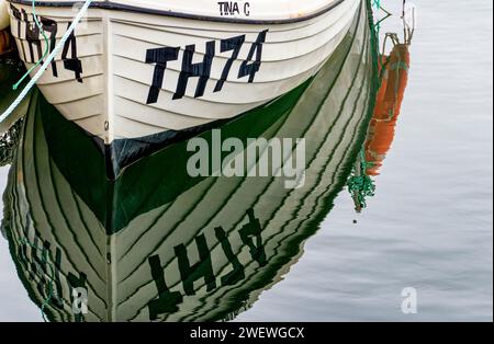 Detaillierte Bootsreflexionen auf den stillen Gewässern von Torquays Inner Harbour. Ein beliebter Besucherstopp für Torbay und South Devon. Stockfoto