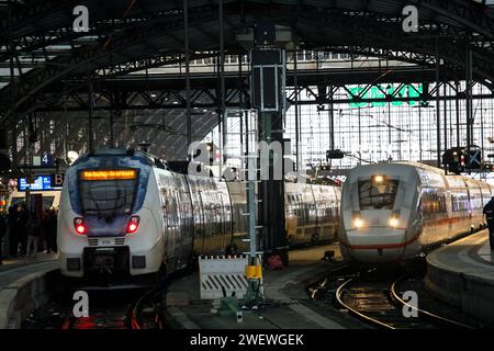 National Express und ICE 4 der Deutschen Bahn am Hauptbahnhof Köln. National Express Zug und Deutsche Bahn hoch Stockfoto