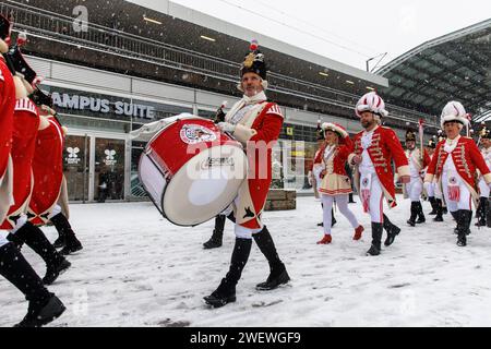 Marschkapelle der Roten Funken auf dem Breslauer Platz vor dem Hauptbahnhof, Winter, Schnee, Köln. Spielmannszu Stockfoto