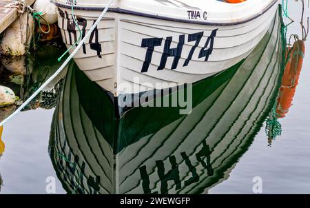 Detaillierte Bootsreflexionen auf den stillen Gewässern von Torquays Inner Harbour. Ein beliebter Besucherstopp für Torbay und South Devon, Nr. 2. Stockfoto