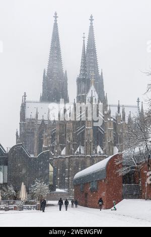 Museum Ludwig und der Dom, Schnee, Winter, Köln, Deutschland. Dom und Museum Ludwig im Schnee, Winter, Köln, Deutschland Stockfoto