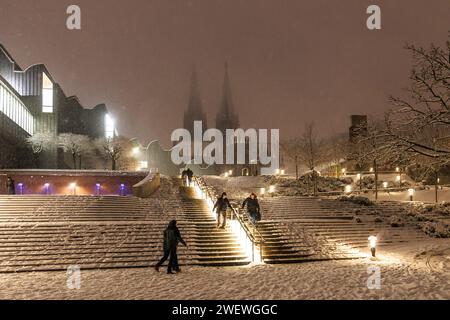 Treppe zum Heinrich-Boell-Platz und zum Dom, Museum Ludwig, Schnee, Winter, Köln, Deutschland. Januar: 2024. Treppe zum Heinrich-Boell-PL Stockfoto