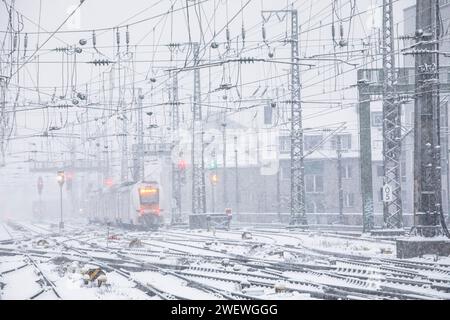 Rhein-Ruhr-Express-Zug vom Hauptbahnhof, Schnee, Schneefall, Köln, Deutschland. Januar: 2024 Rhein-Ruhr-Express RRX Zug bei der Ausfahrt A Stockfoto