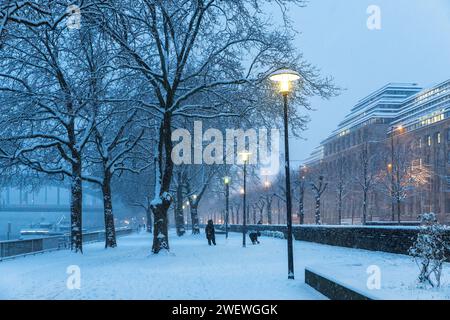 Winter in der Straße Konrad-Adenauer-Ufer Stadtteil Altstadt-Nord, auf der rechten Seite das Bürogebäude neue Direktion, Schnee, Köln, Deutschland. Januar: Stockfoto