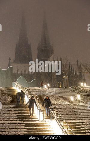 Treppe zum Heinrich-Boell-Platz und zum Dom, Schnee, Winter, Köln, Deutschland. Januar: 2024. Treppe zum Heinrich-Boell-Platz und zum Dom Stockfoto