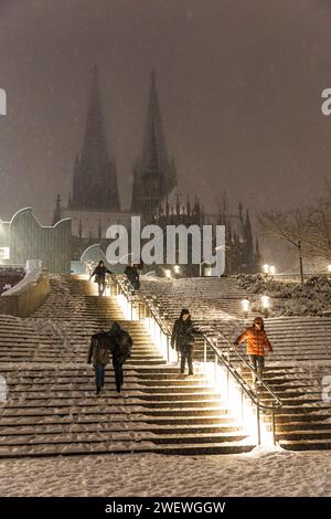 Treppe zum Heinrich-Boell-Platz und zum Dom, Schnee, Winter, Köln, Deutschland. Januar: 2024. Treppe zum Heinrich-Boell-Platz und zum Dom Stockfoto